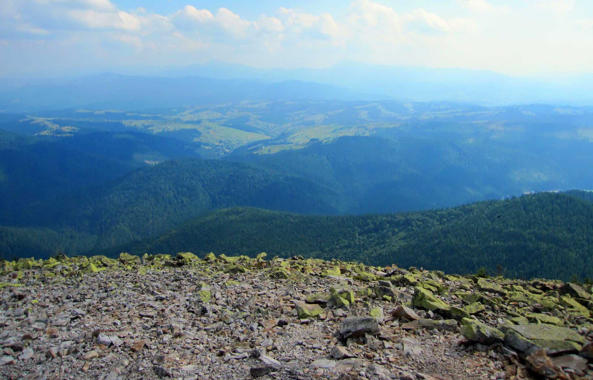 Вид із гори Хом'як на Петрос та Говерлу Панорама на Петрос та Говерлу із гори Хом'як