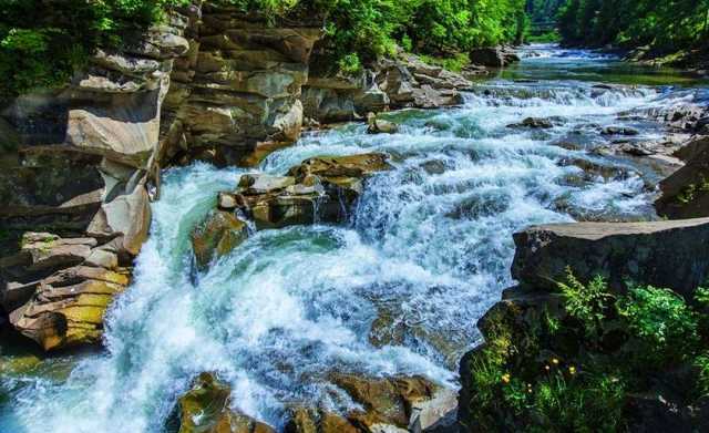 Водопад Пробий — украшение курортного города Яремче