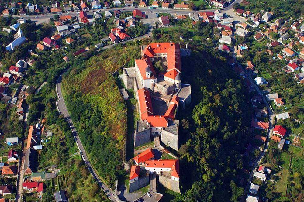 Замок Паланок с высоты птичьего полета Вид на Мукачевский замок с высоты