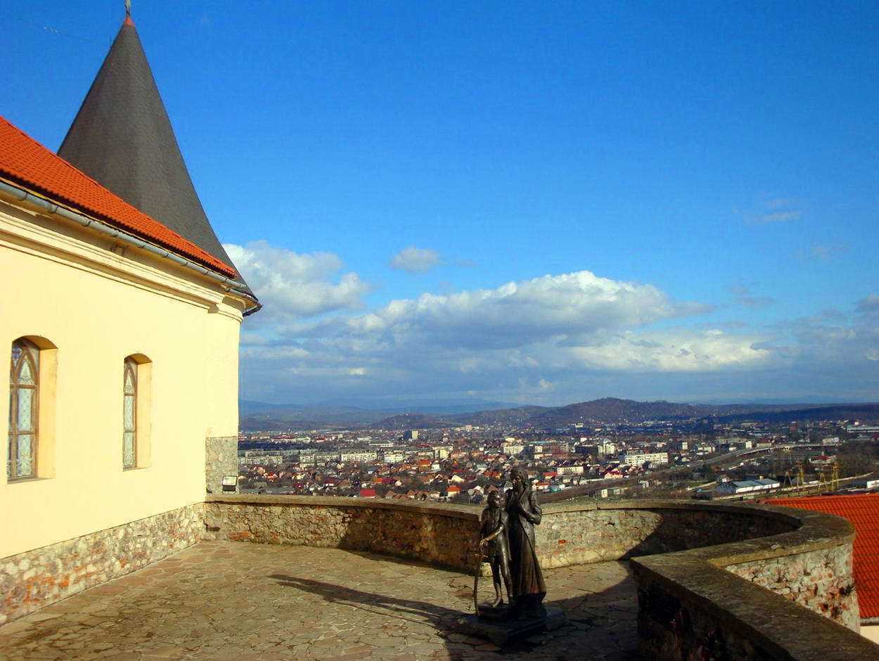 Территория замка Паланок Замок Паланок, двор