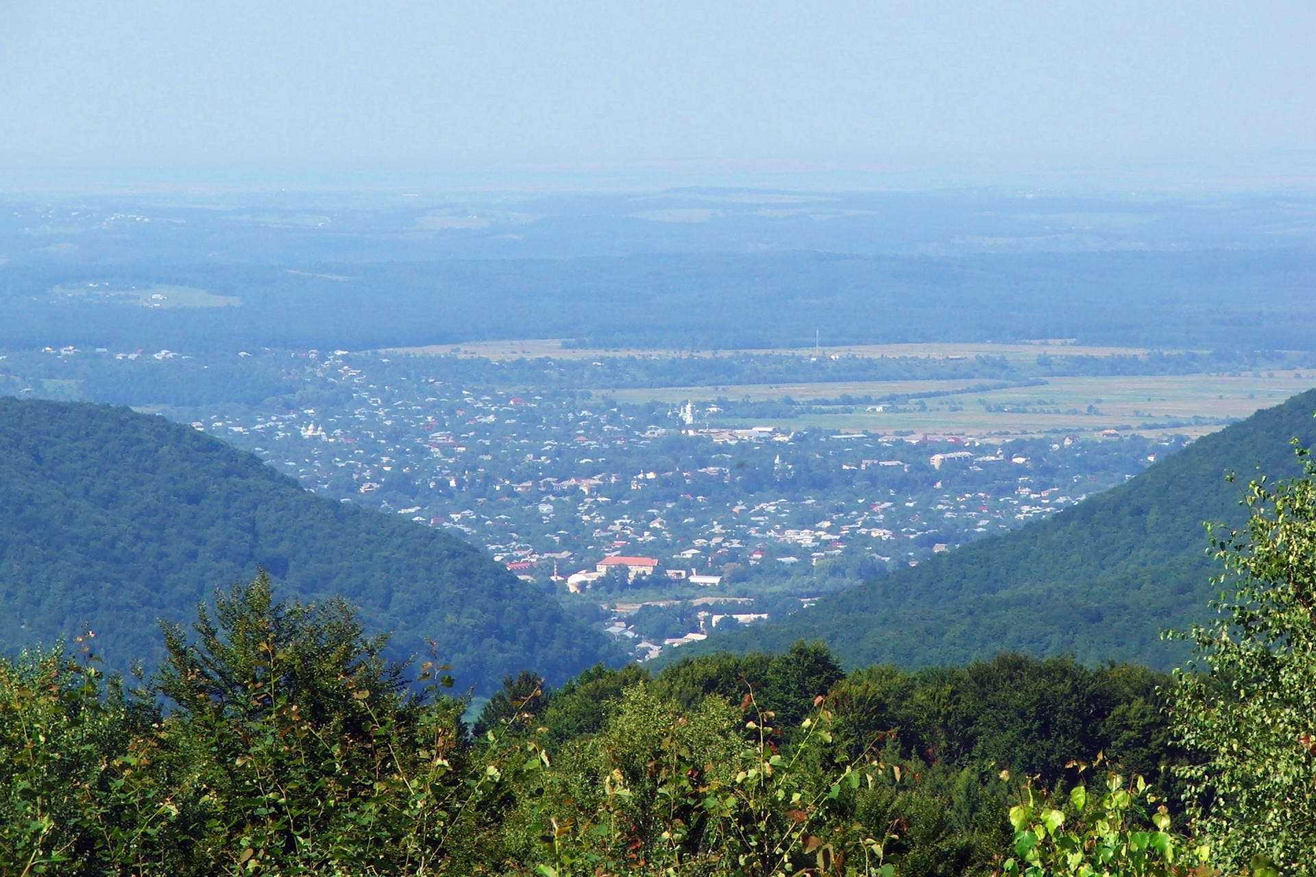 Панорамный вид на пгт Куты с перевала Немнич