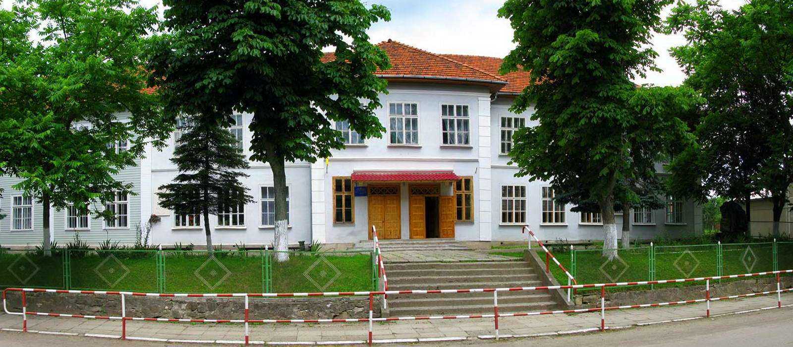 Школа в пгт Яблонов, Косовского района