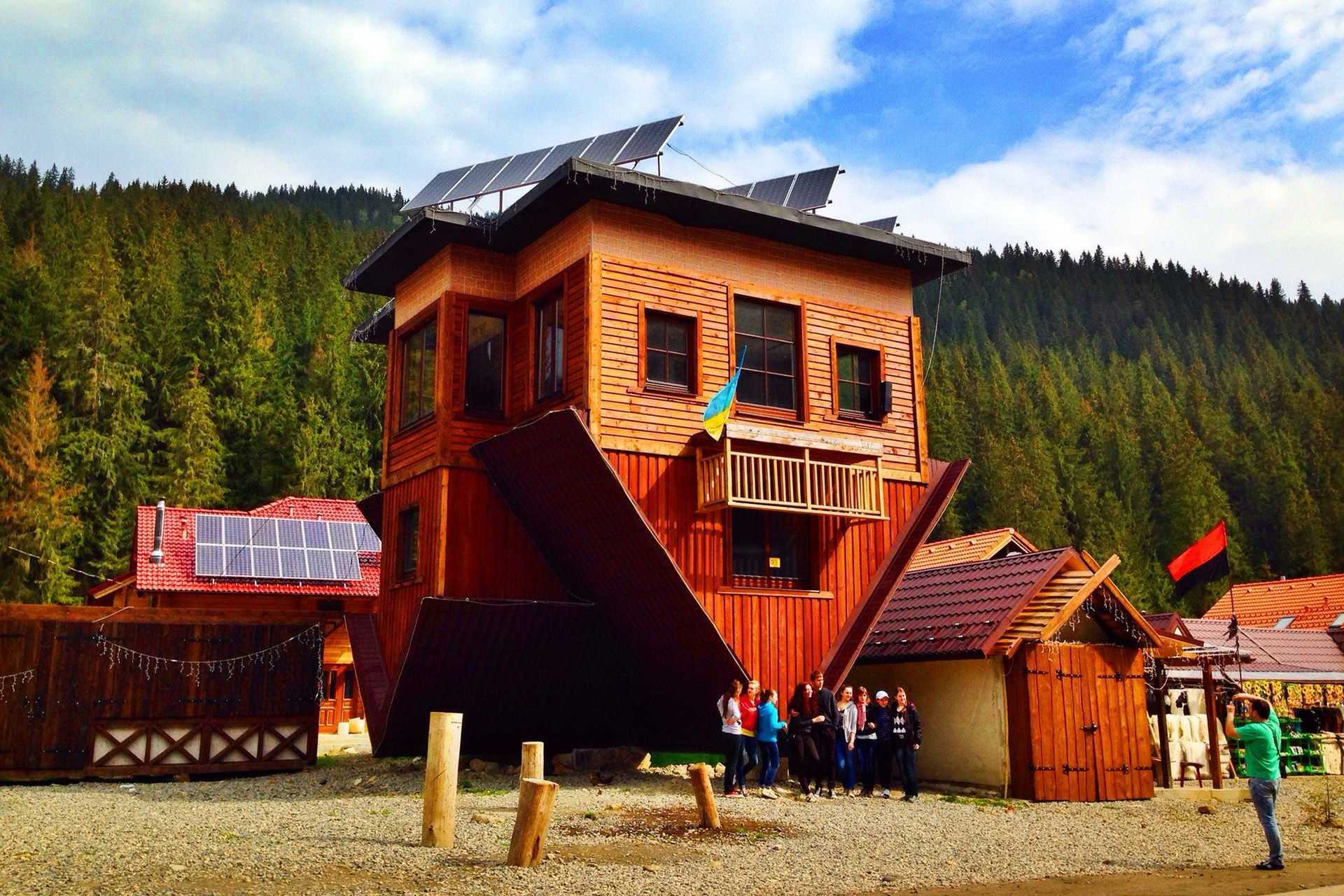 Дім «догори дном» у Поляниці