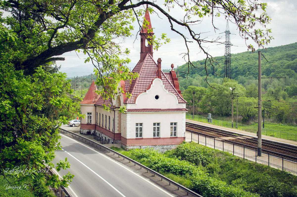 Железнодорожный вокзал, пгт Чинадиево