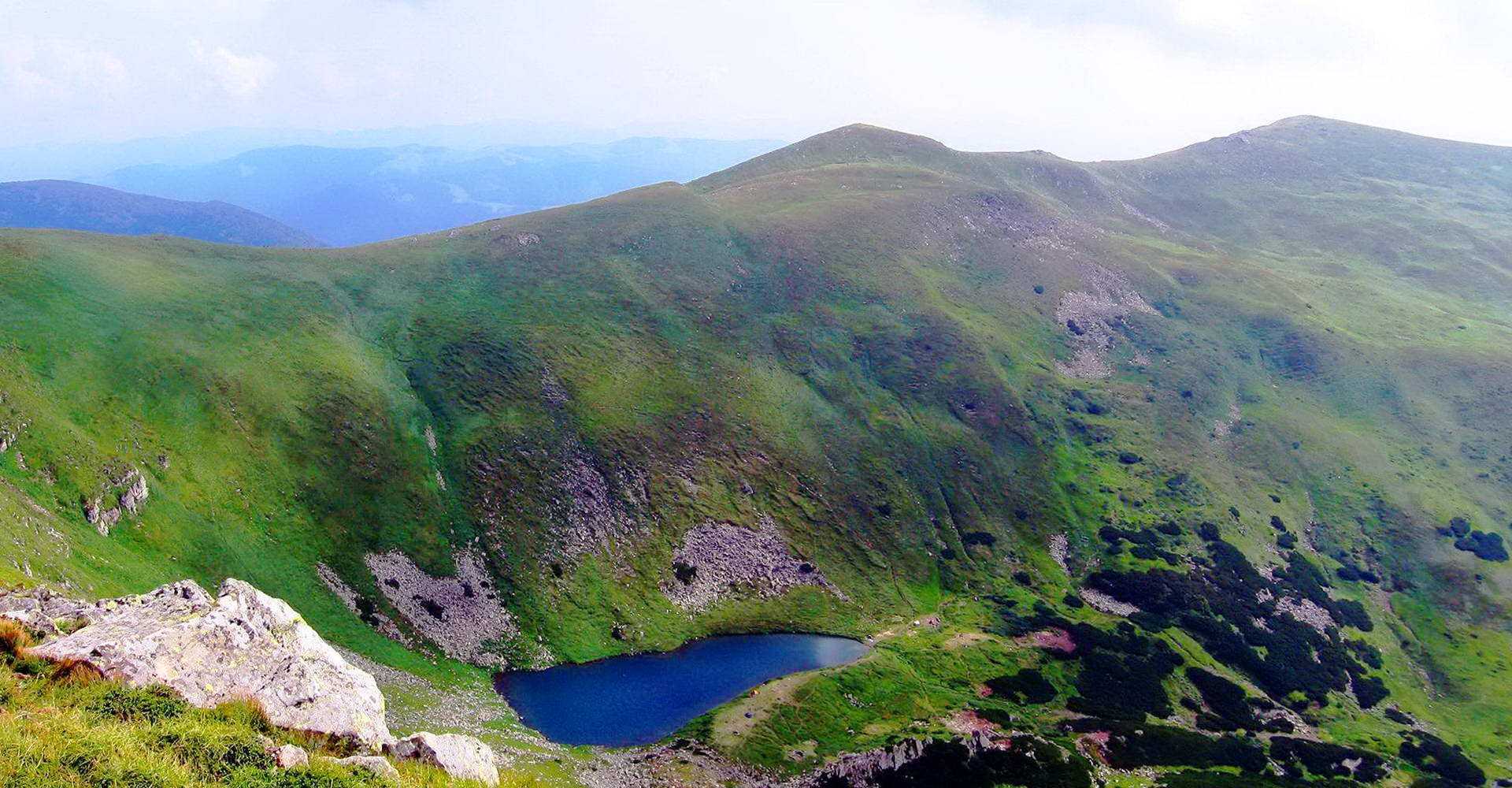 Массив Черногора, панорама с горы Гутин Томнатик