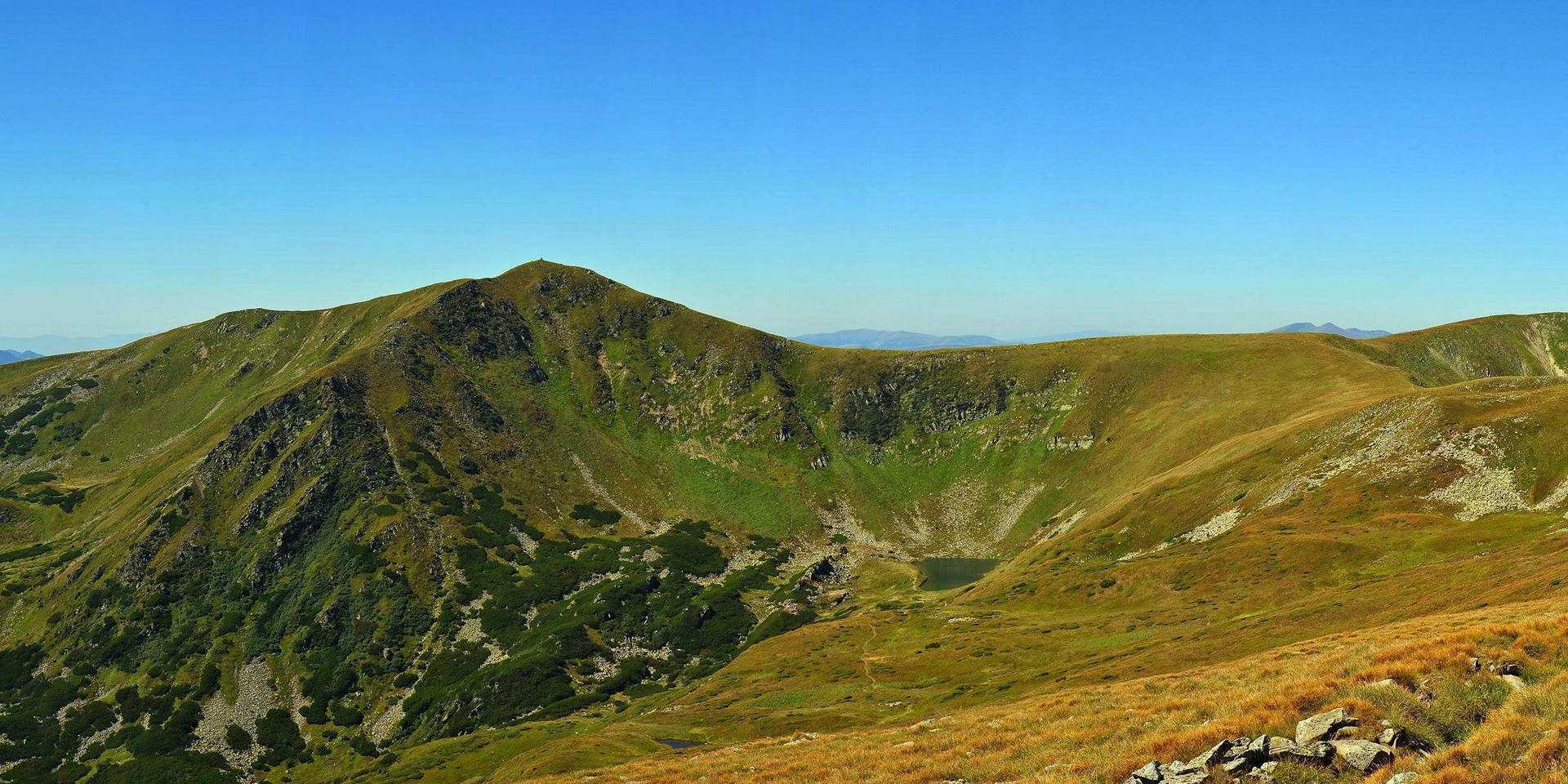 Вид на гору Гутин Томнатик та озеро Бребенескул