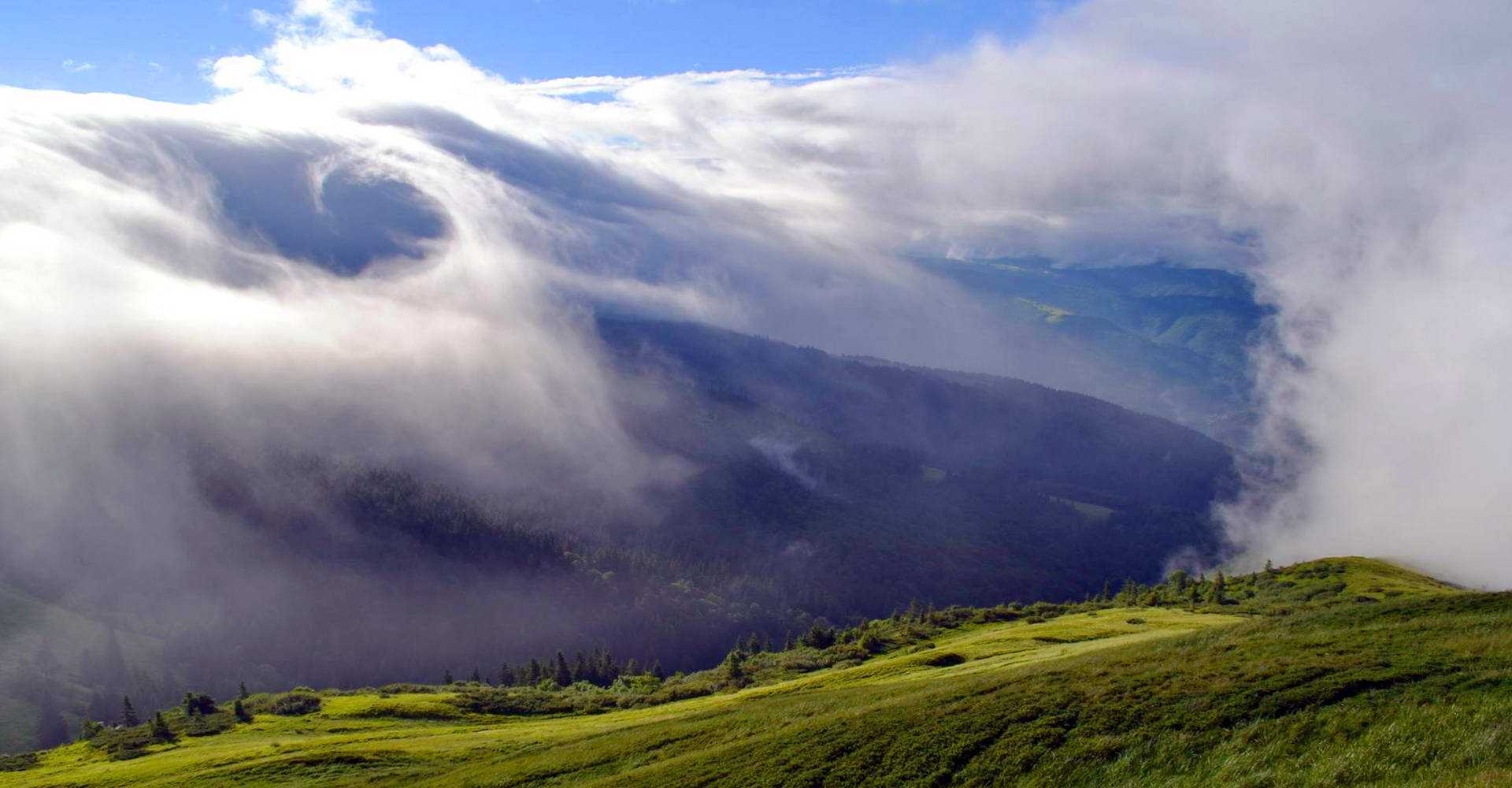 Вид с горы Близница, Карпаты в облаках
