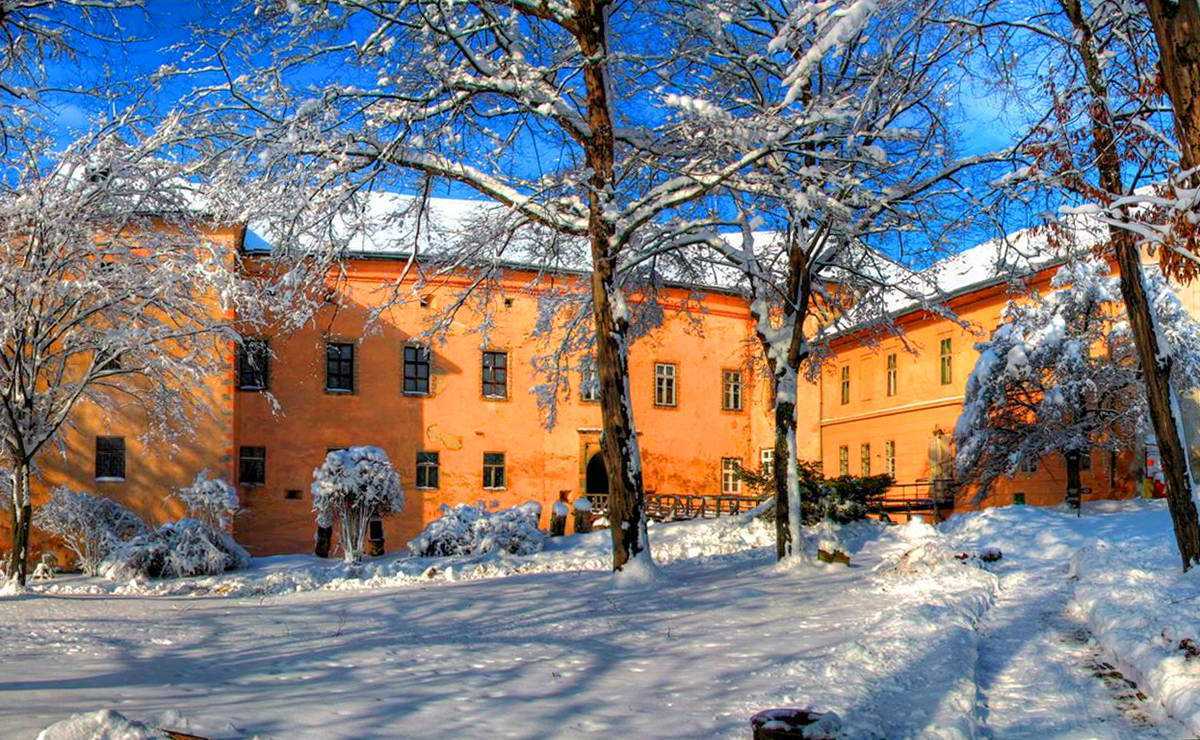 Ужгородський замок з південно-східної сторони головного корпусу