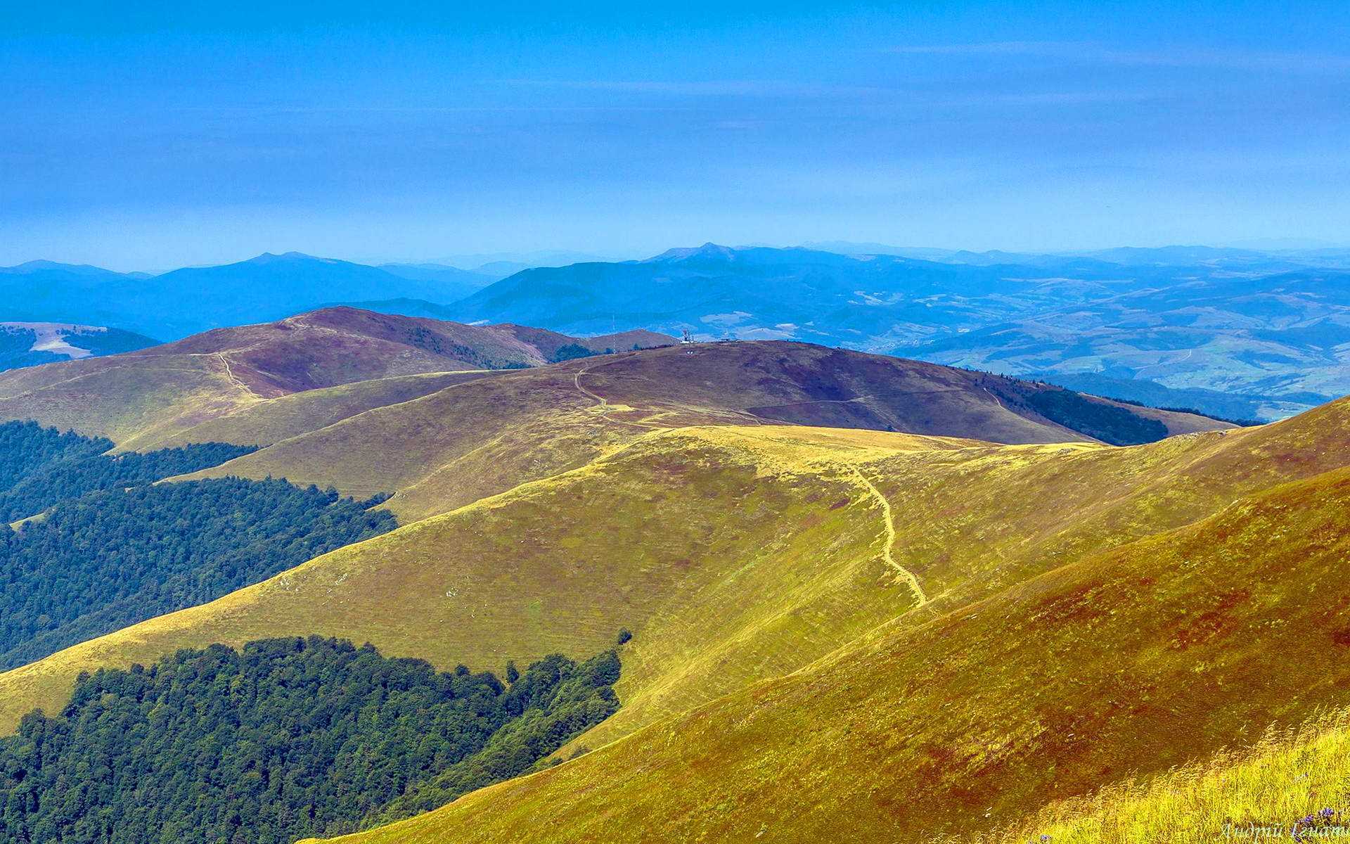 Вид с горы Большой Верх на вершину Пикуй