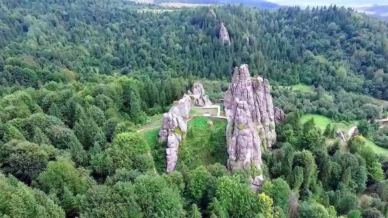 Наскальная крепость Тустань недалеко от Сходницы