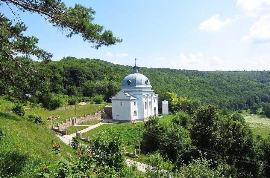 Печерна церква з вівтарем, с. Струсів