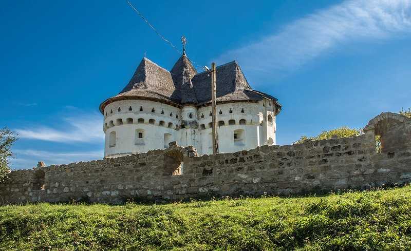 Унікальна церква-фортеця, с. Сутківці