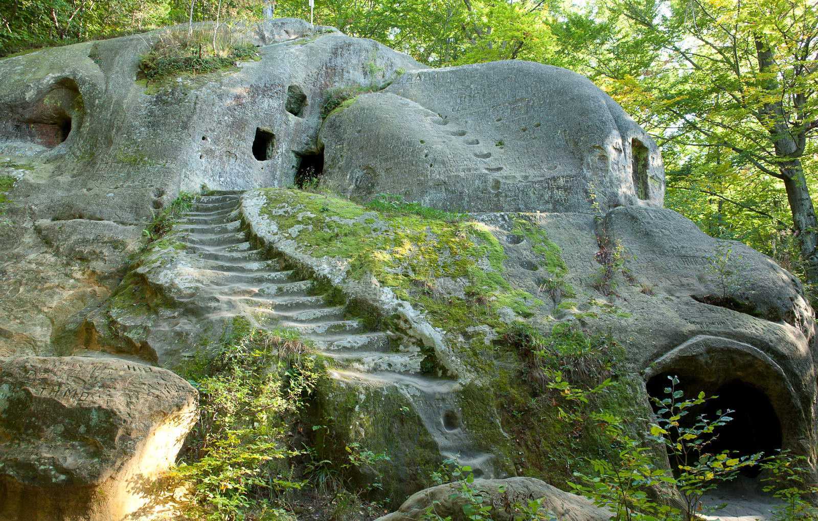 Скельний монастир в с. Розгірче на Львівщині