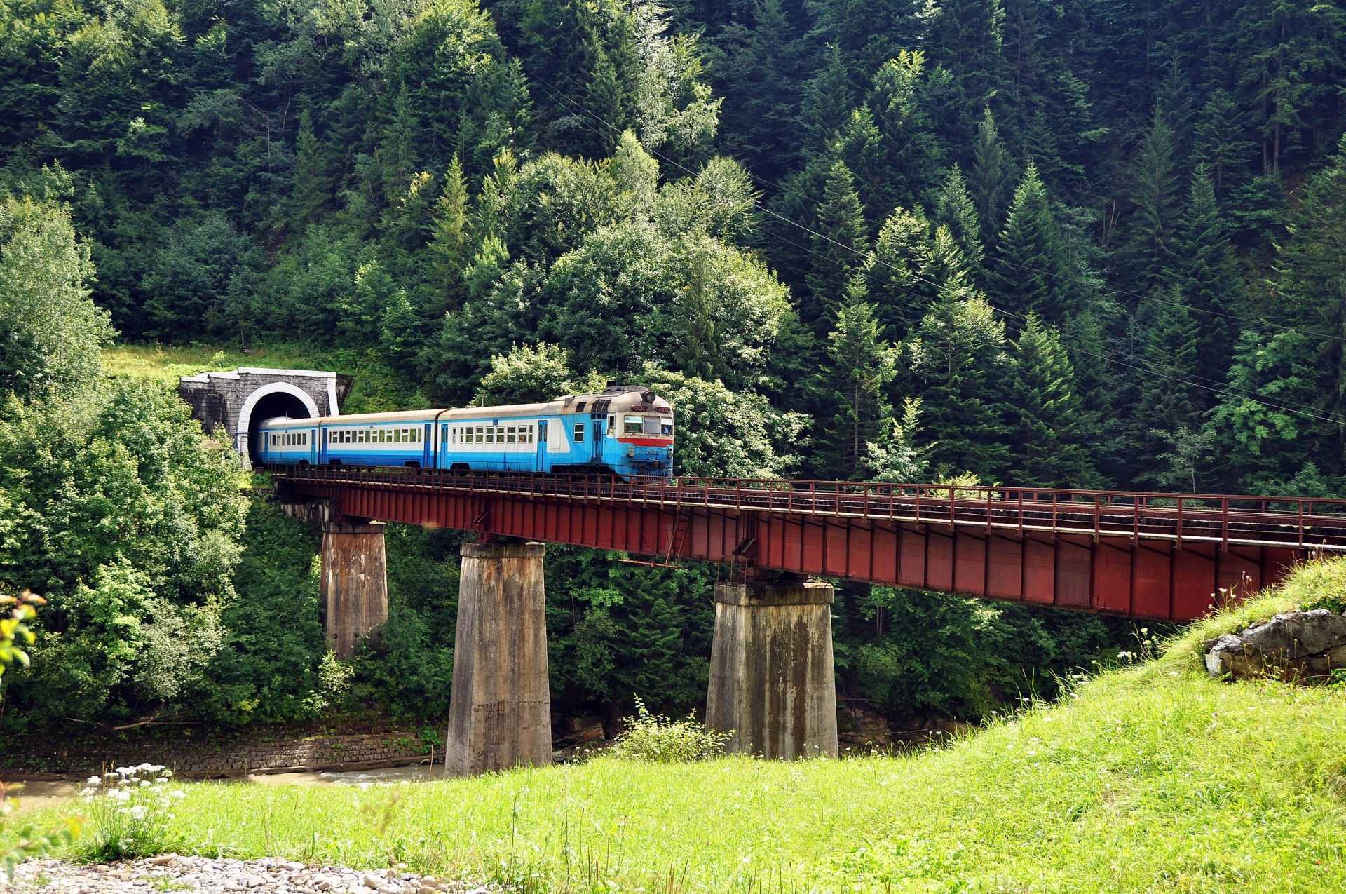 Яремче, железнодорожный мост и тоннель