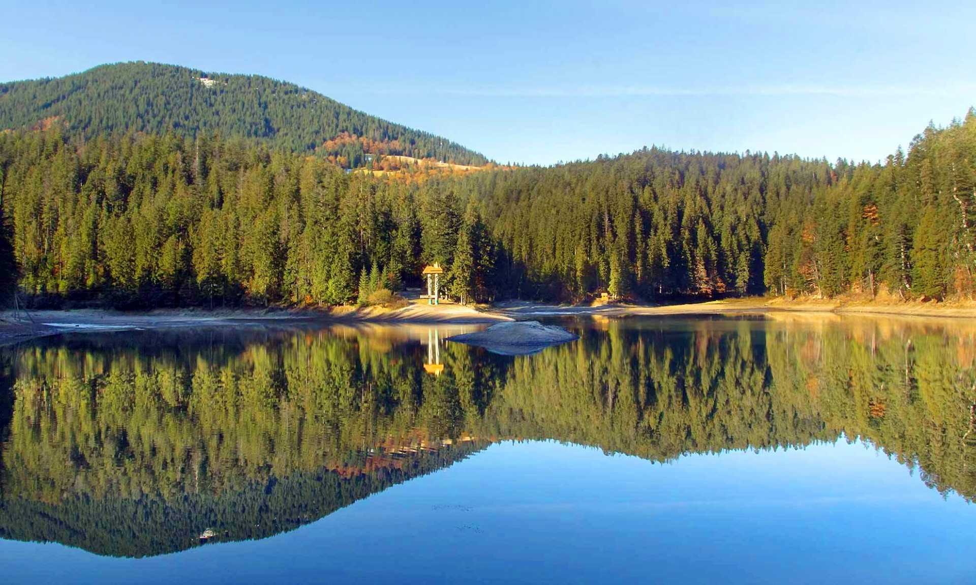 Одно из 7-ми Чудес Украины – озеро Синевир