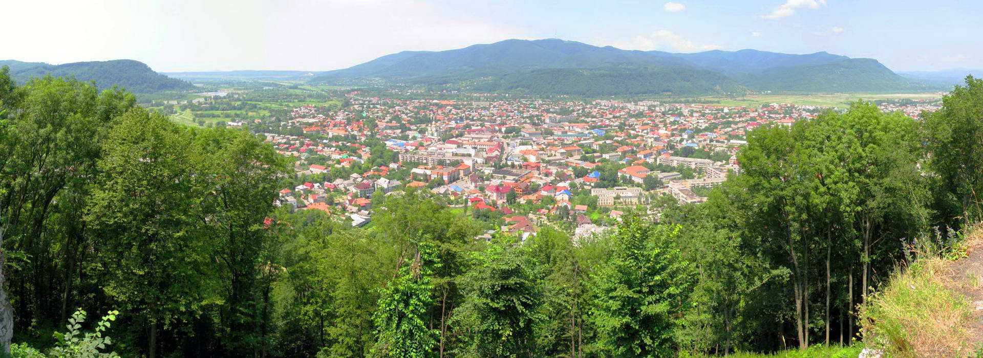 Панорамное фото города Хуст