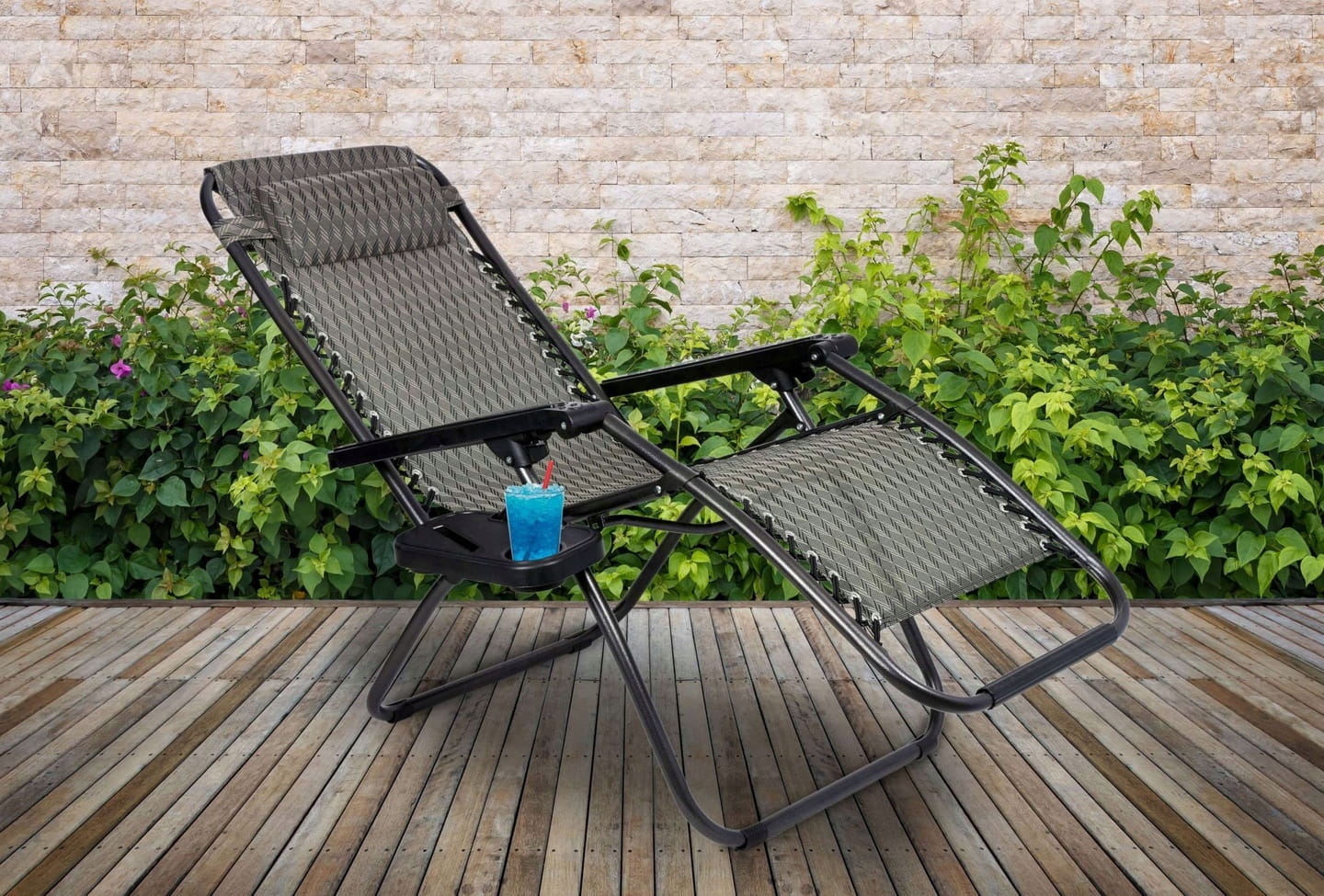Зручний шезлонг для відпочинку на природі