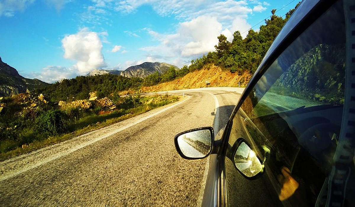 Друзья путешествуют по Украине на арендованной машине